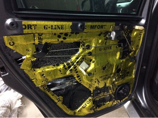 Шумоизоляция пола, арок и щитка моторного отсека